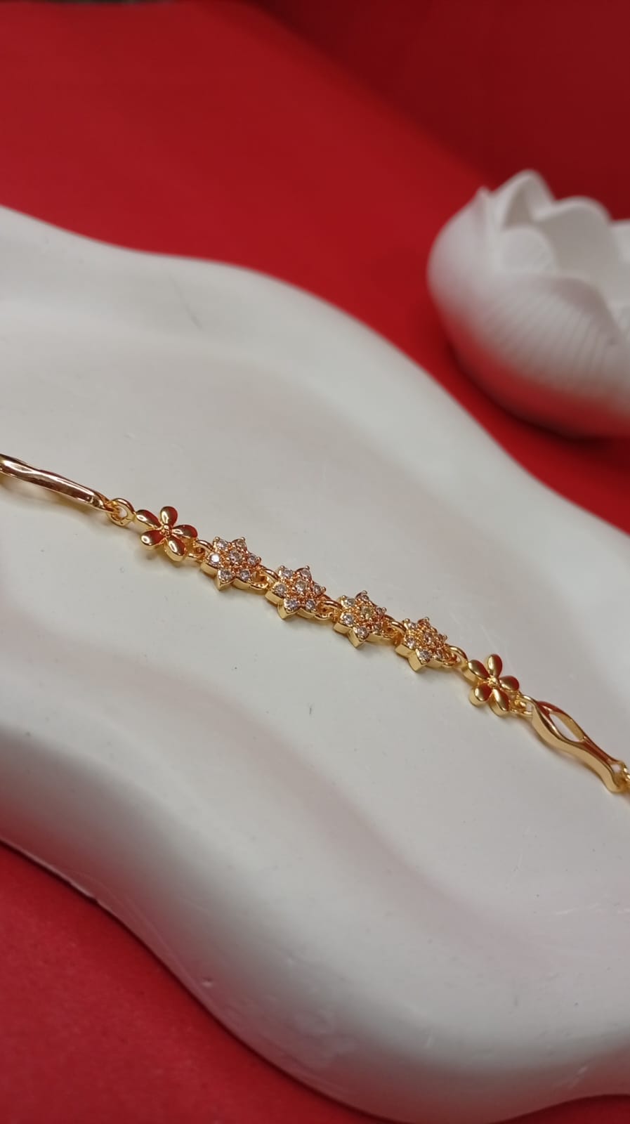 Dainty 1K Gold Plated Floral Bracelet with Sparkling Zirconia – Adjustable Flower Link Chain for Women