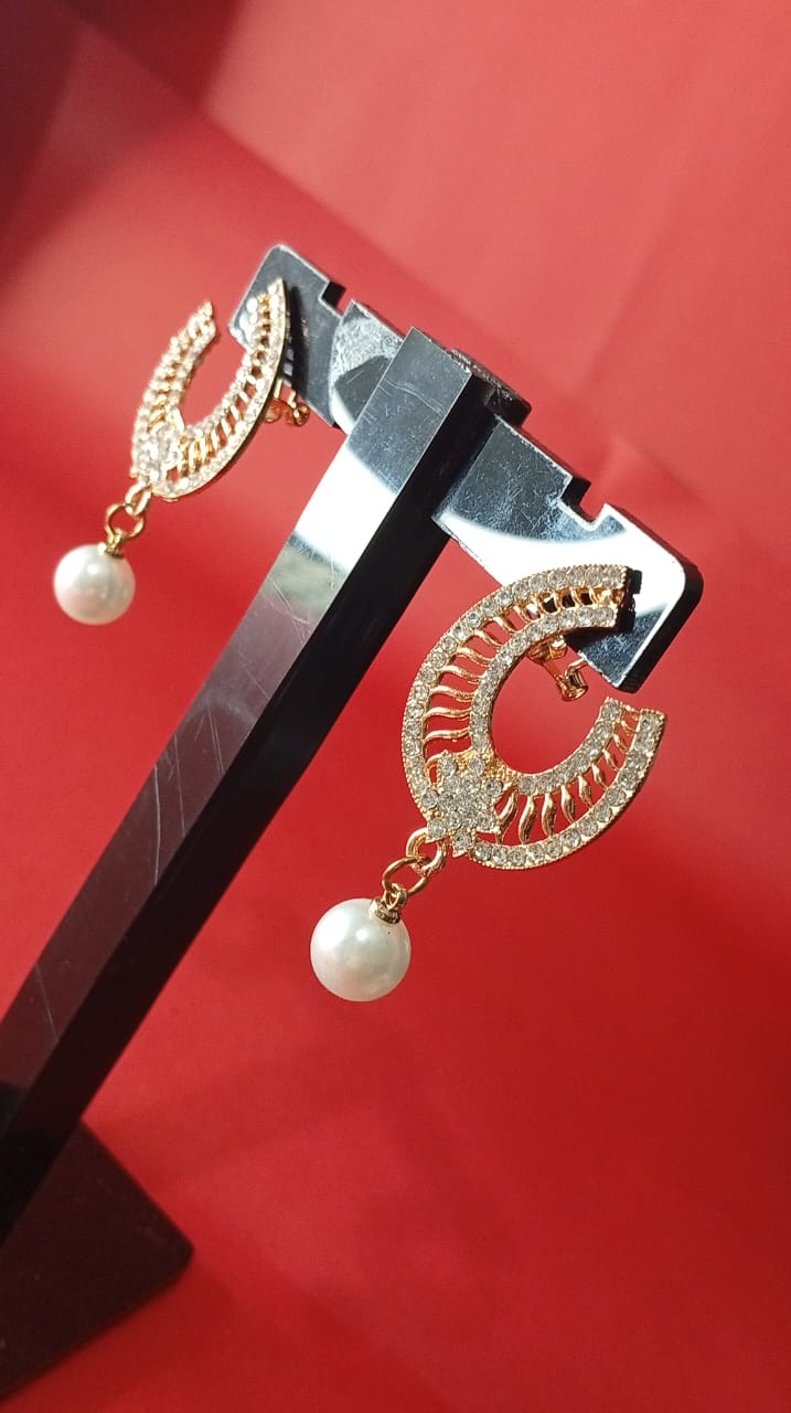 the gold-tone C-hoop pearl drop earrings